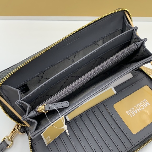 MICHAEL KORS LARGE TRAVEL CONTINENTAL WRISTLET WALLET HEATHER GREY COLOR
NWT - Picture 8 of 16
